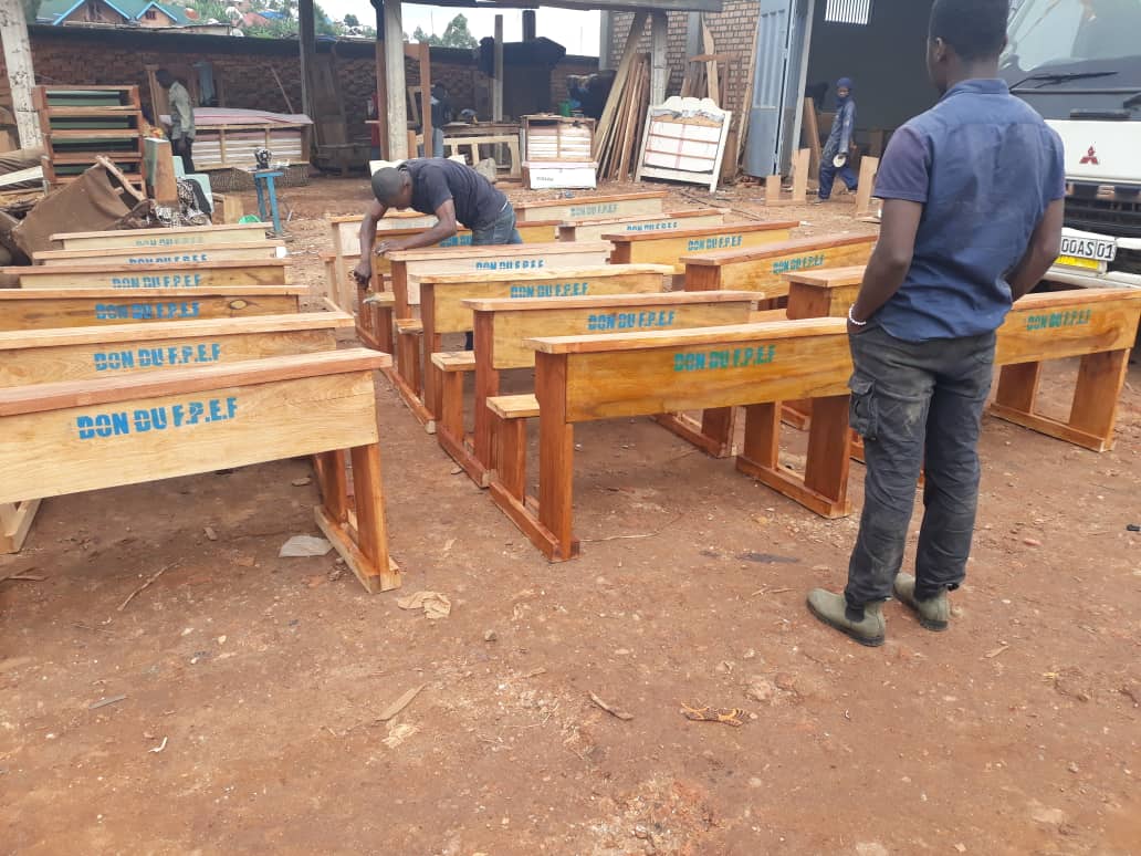 Livraison des bancs pour les écoles du Nord Kivu